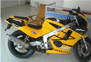 供應黃色本田CBR250RR