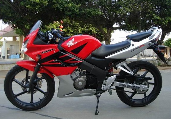 供應(yīng)本田CBR125RR摩托車銷售