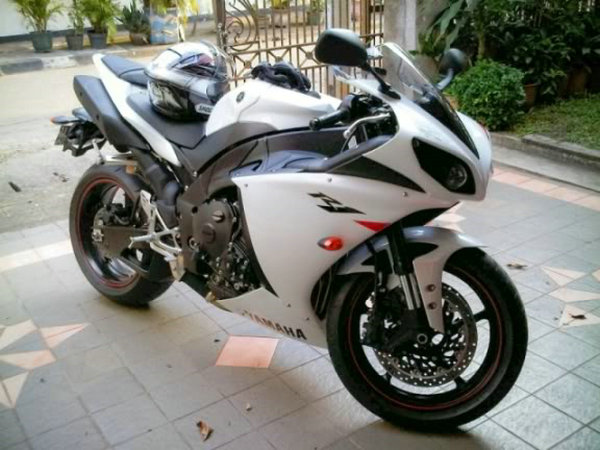 供應雅馬哈YZF-R1摩托車