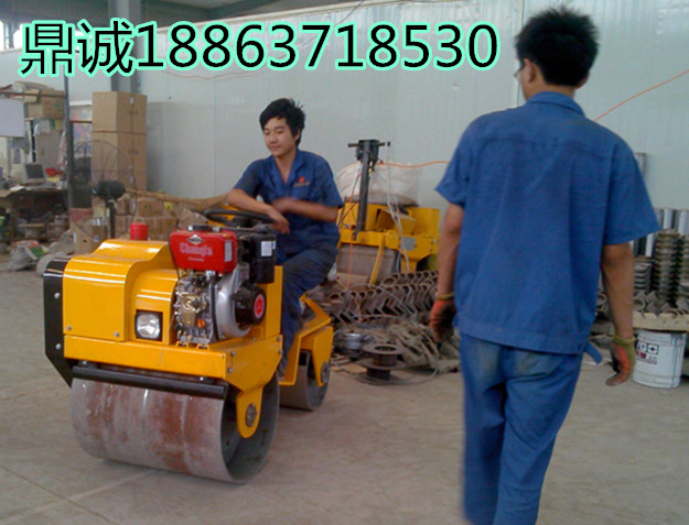 自重1噸的鼎誠牌座駕雙鋼輪壓路機，手扶壓路機