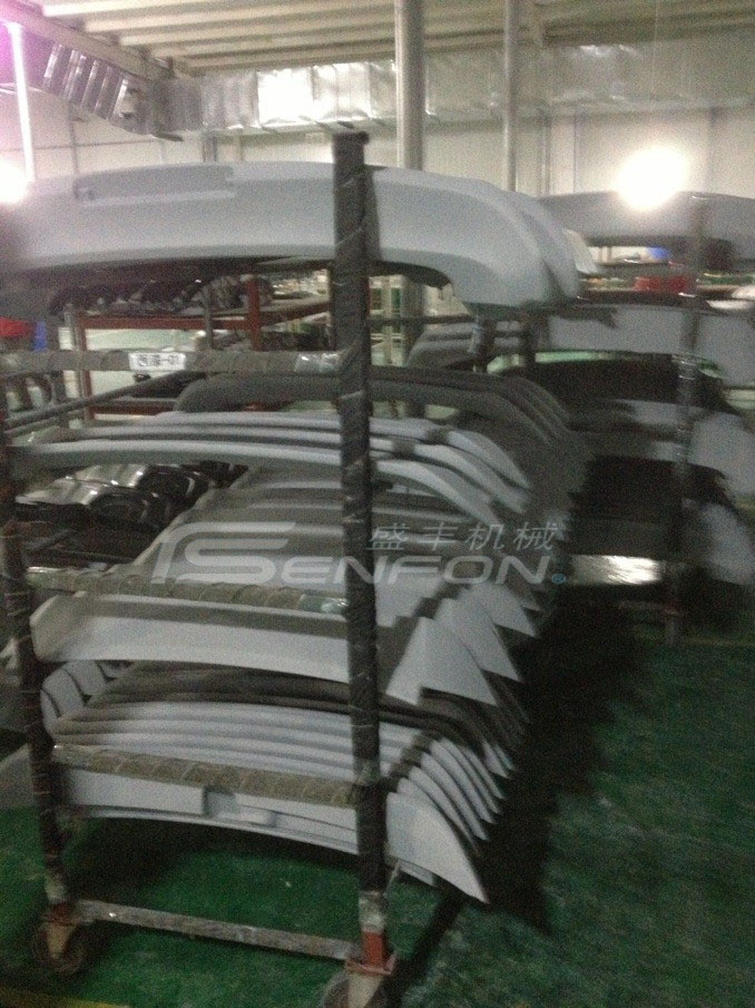 供應汽車導流板機器人自動噴涂線，增加了產品表面除濕預熱處理