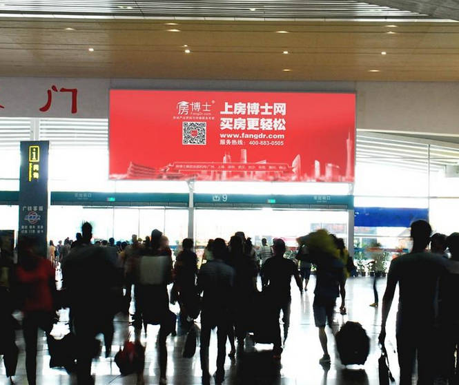 高鐵廣州南站大型懸掛燈箱廣告牌