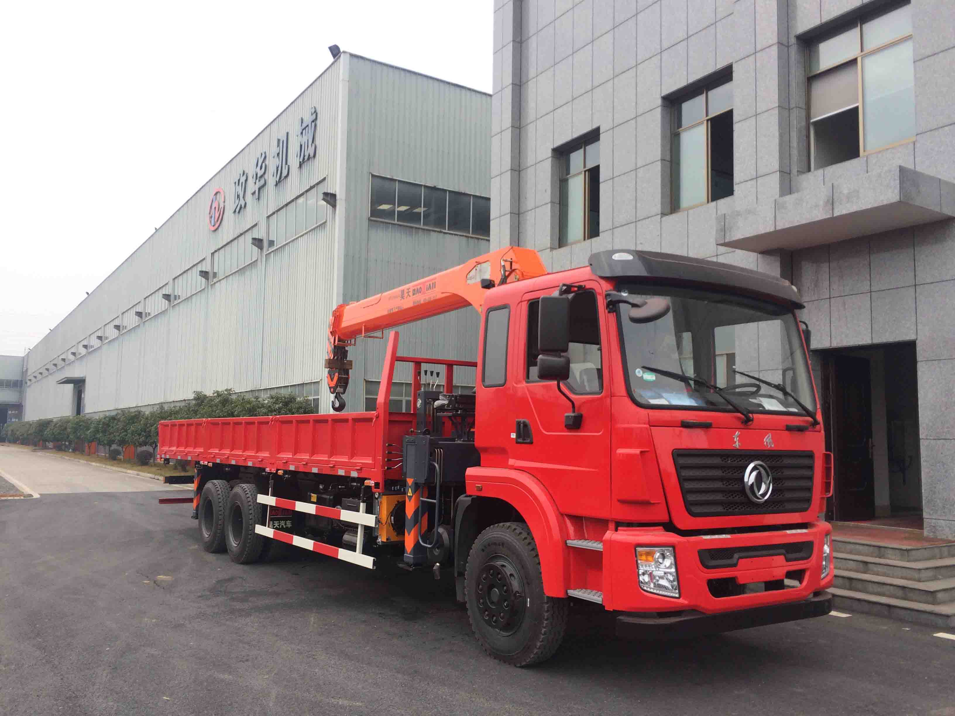 乘龍單橋裝10對不**重四方位操作 一鍵起重熄火*隨車吊