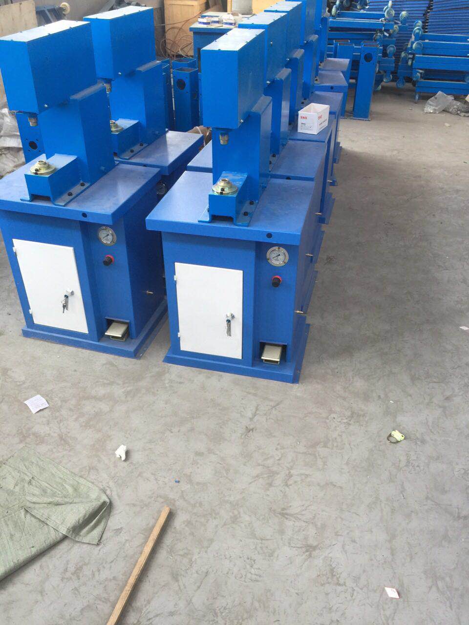 氣動鉚片機，汽車制動蹄片鉚接機