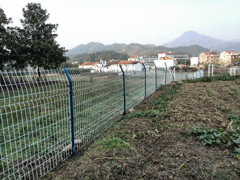 平湖公路鐵絲護欄網(wǎng)|哪兒能買到**好的義烏公路鐵絲護欄網(wǎng)呢