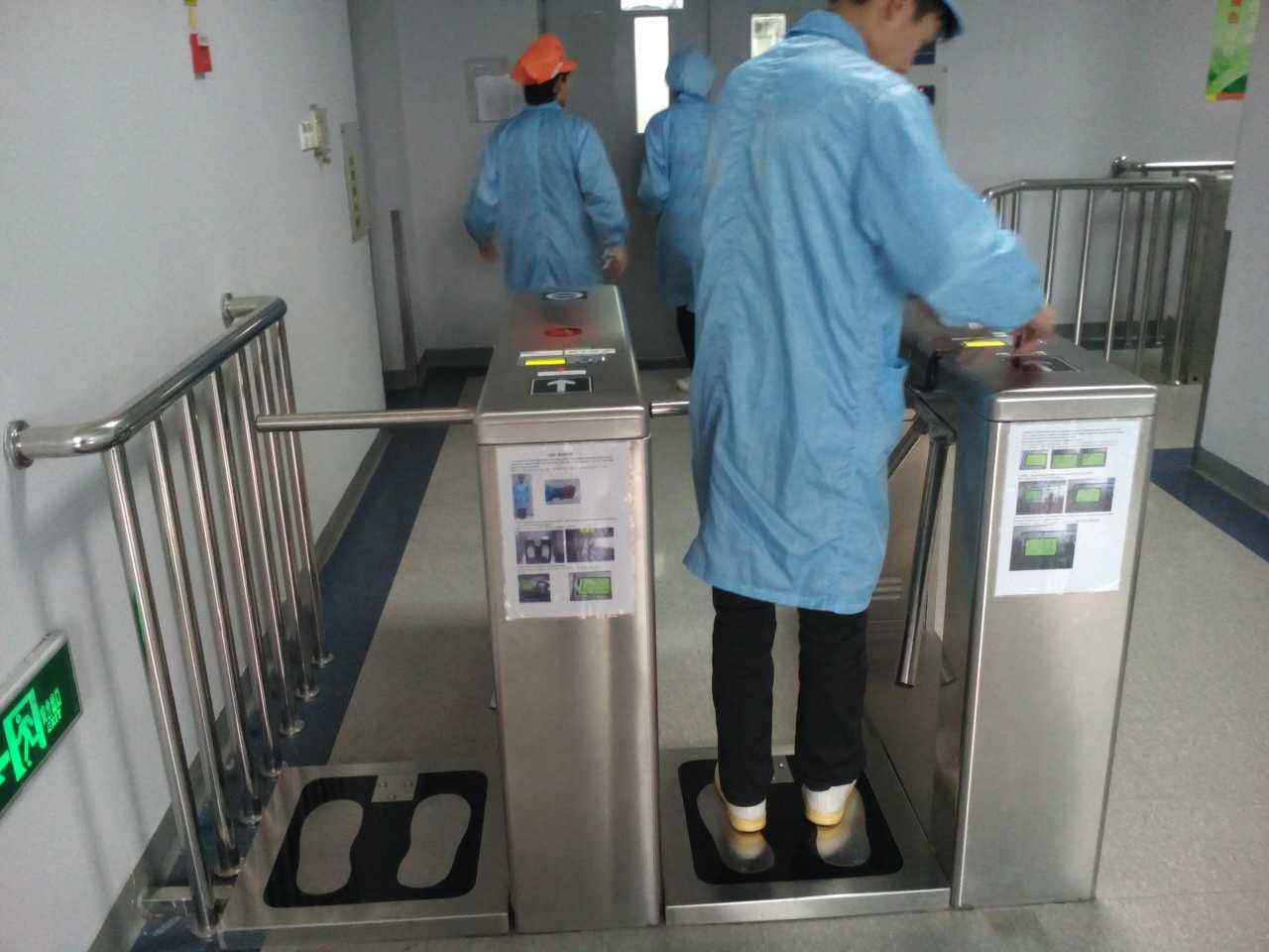 防靜電圓弧三輥閘刷卡指紋人臉識別三輥閘工地小區工廠門禁三輥閘
