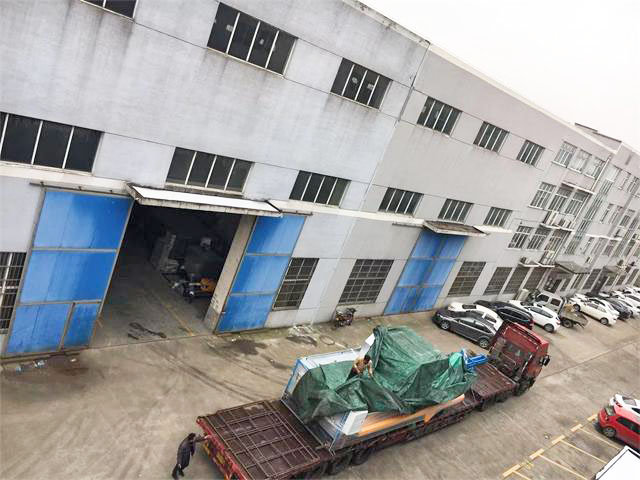 1350T太陽能邊框擠壓設(shè)備，全自動化擠壓設(shè)備，鋁型材擠壓機(jī)