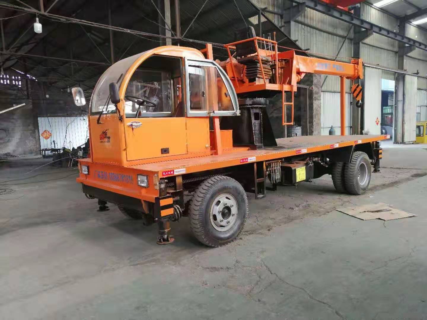開工機(jī)械新款四驅(qū)拖拉機(jī)平板吊樓板電線桿起重機(jī)四不像隨車吊