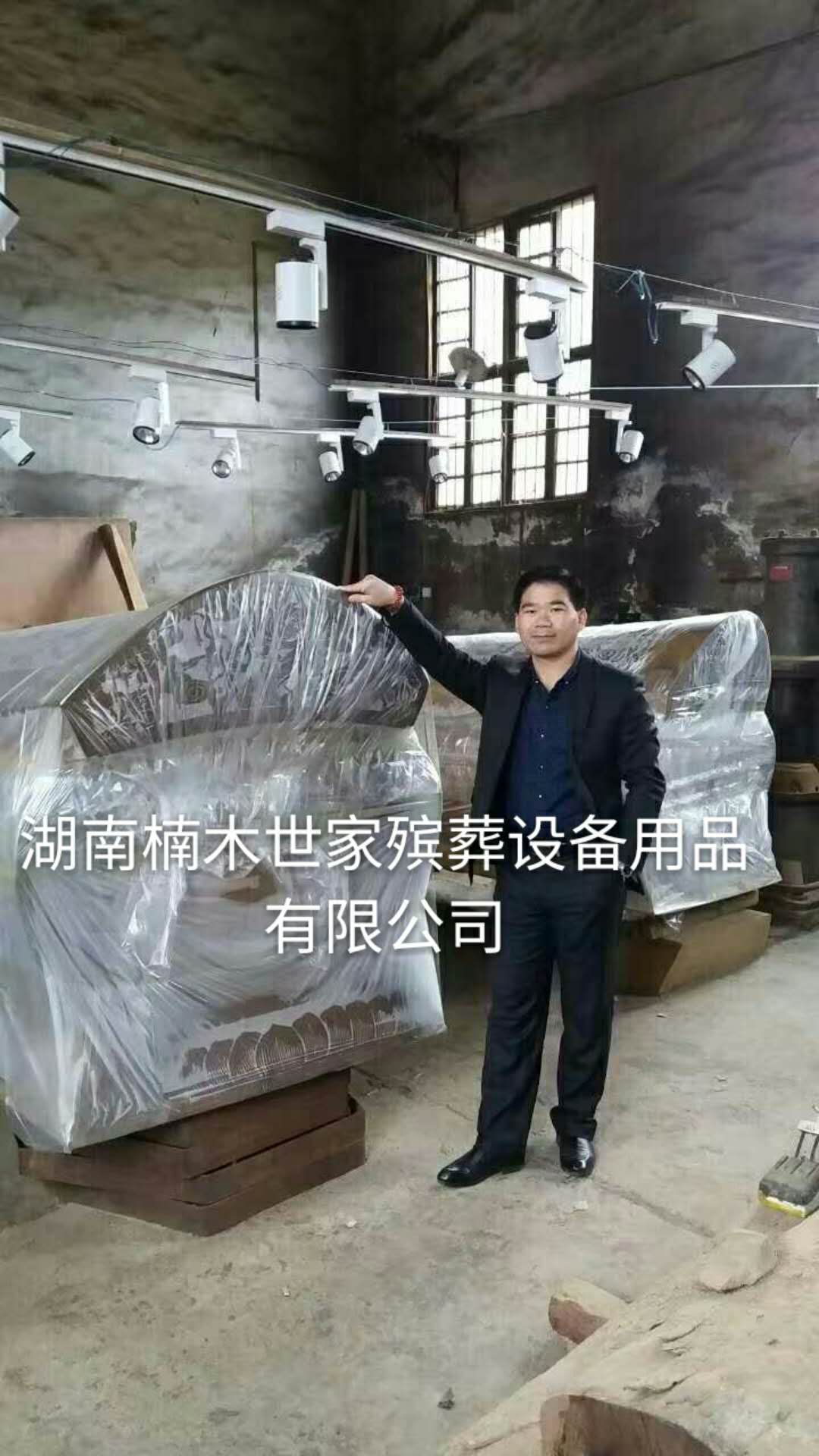 专业定制金丝木棺材加工