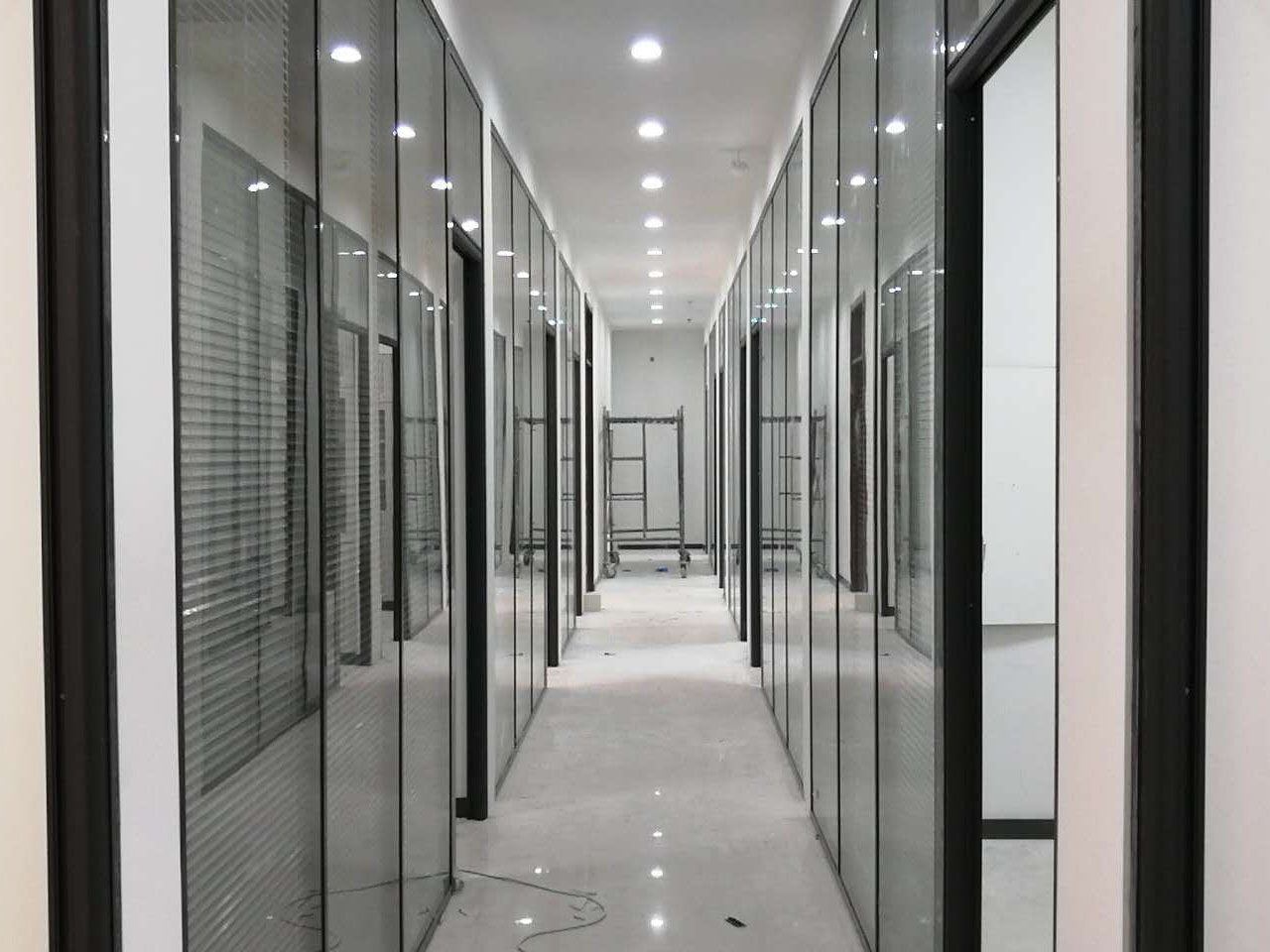 蘭州辦公玻璃隔斷-甘肅蘭州大型隔斷工程哪家稱心