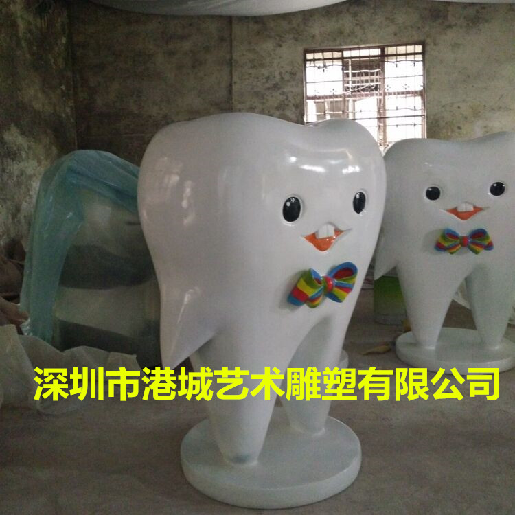 玻璃鋼牙齒卡通雕塑作為美陳迎賓類裝飾品之一