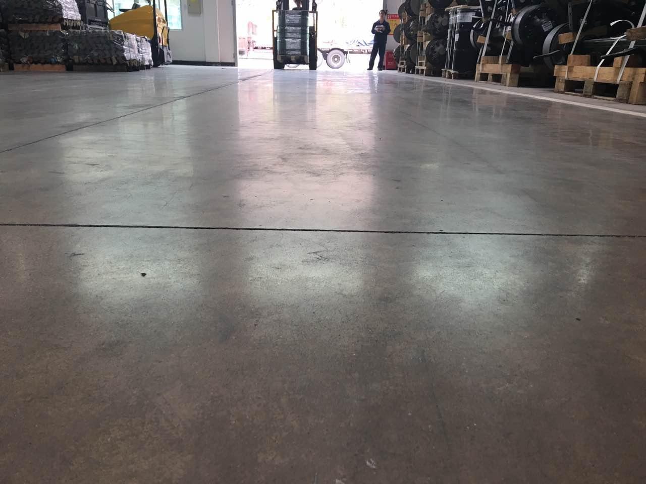 水泥地?zé)o塵固化 專業(yè)的施工團(tuán)隊(duì) 廠房舊地面翻新