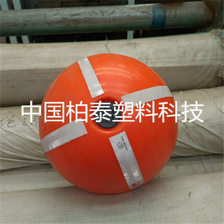 杭州水上運動賽場浮球 顏色顯眼