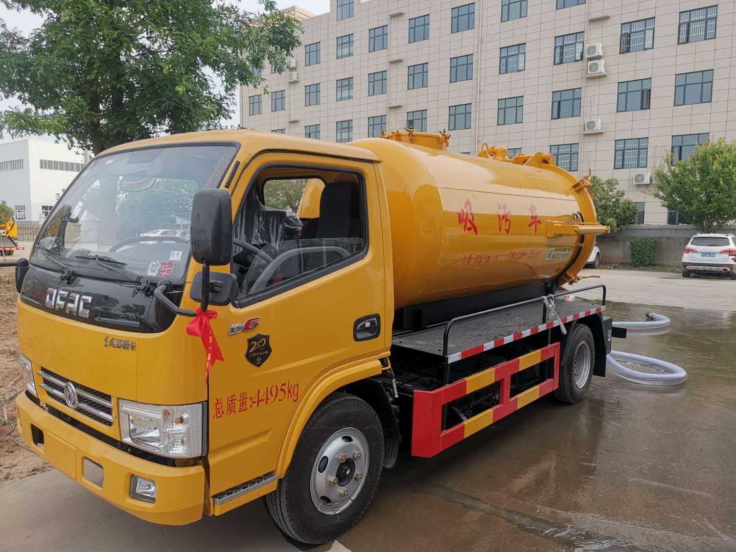 小型吸污车