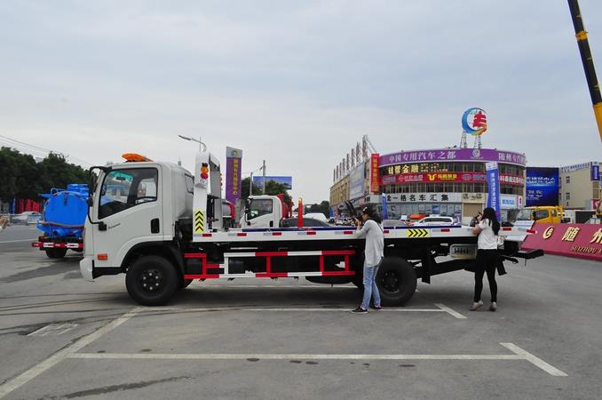 專業清障車費用 方便快捷的一拖二清障車