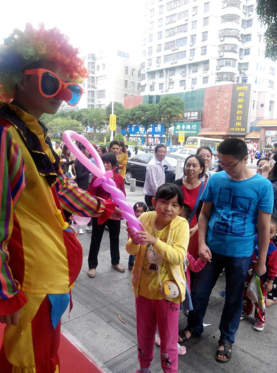 東莞塘廈魔術小丑高蹺雜耍