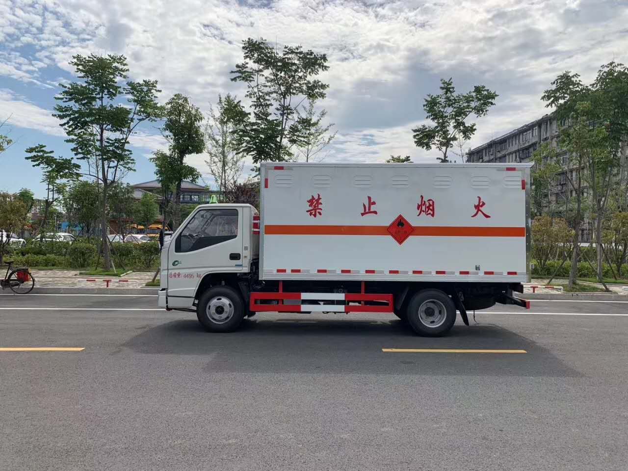 东风国六危险品厢式车