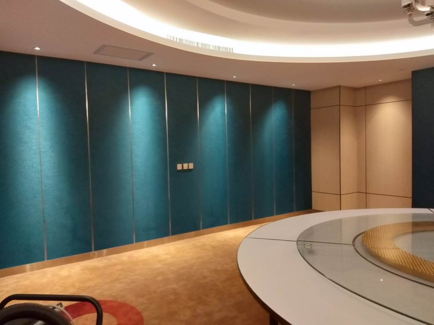 會議室隔斷定制框內皮革隔斷安裝