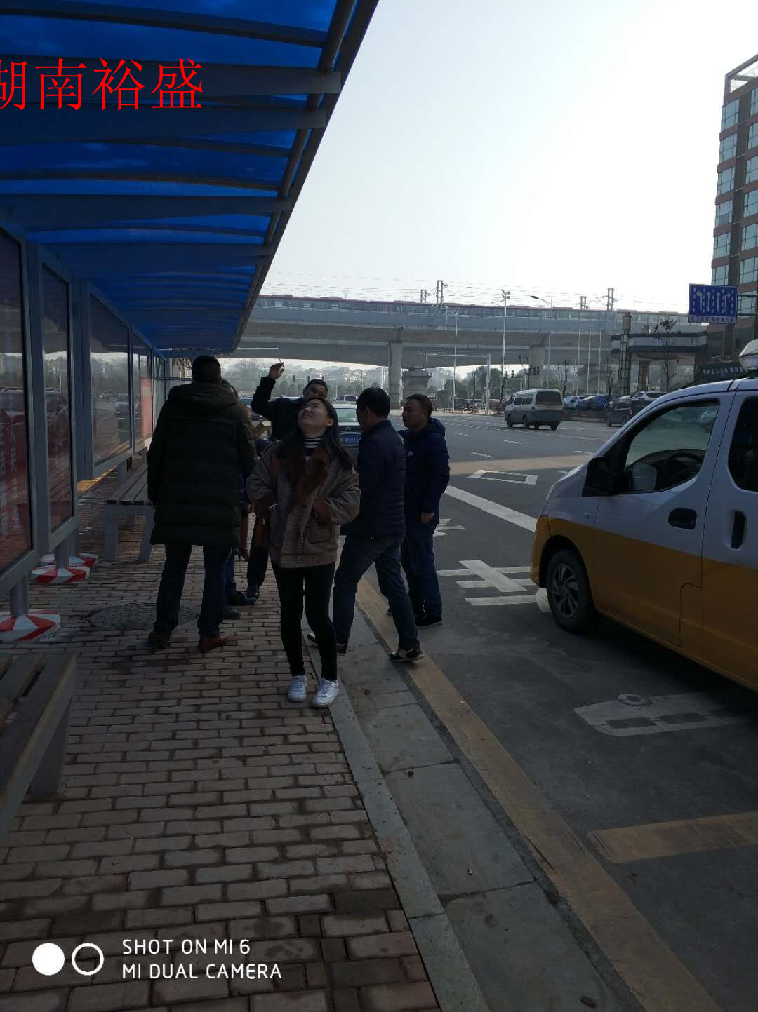 上饒公交站候車亭定制-環(huán)保候車亭