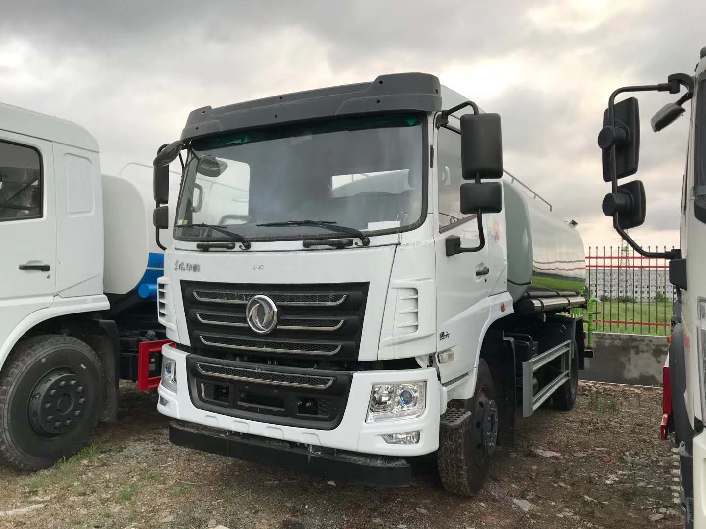 鄭州農(nóng)藥噴灑環(huán)衛(wèi)綠化噴灑車價(jià)格 城市噴灑車 現(xiàn)車出售