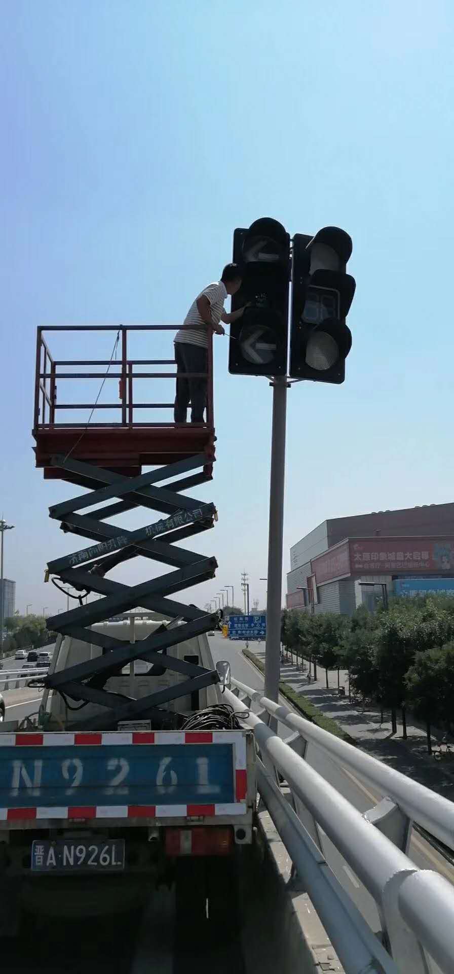 車(chē)載式升降機(jī)固定剪叉式電動(dòng)液壓升降平臺(tái)皮卡車(chē)路燈監(jiān)控維修升降機(jī)