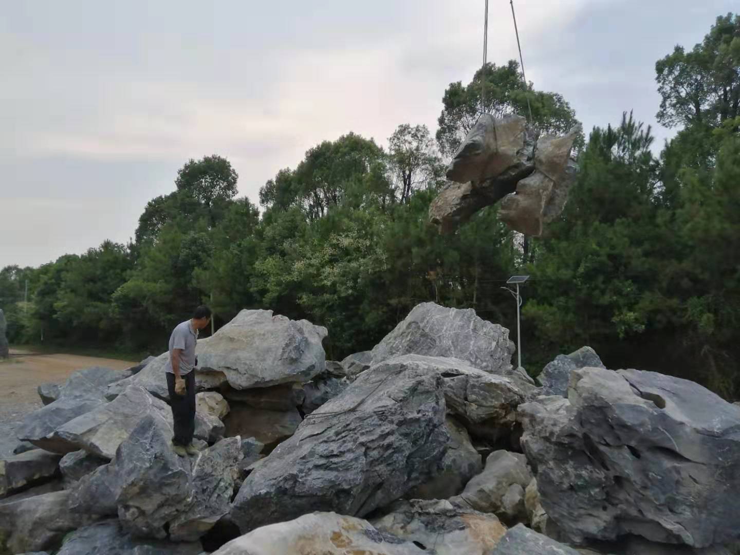 桂林**太湖石原石观赏大型奇石园林造景景观石鱼池摆件