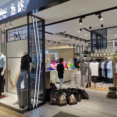 興寧時尚服裝展示架供應_天一地九金屬制品_簡約風_集合店_實木