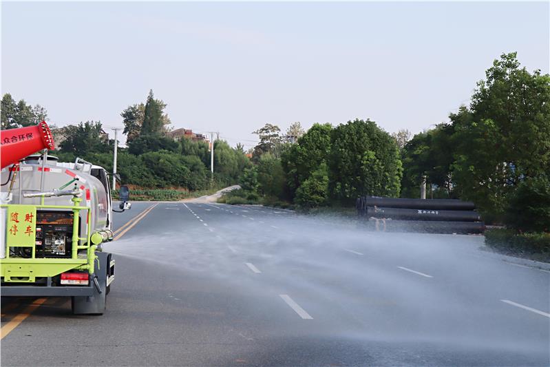 大型洒水车工地