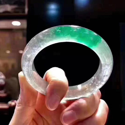 油青種翡翠鐲子如何鑒別_唯靈軒珠寶_油青種_芙蓉種_帝王綠_糯冰