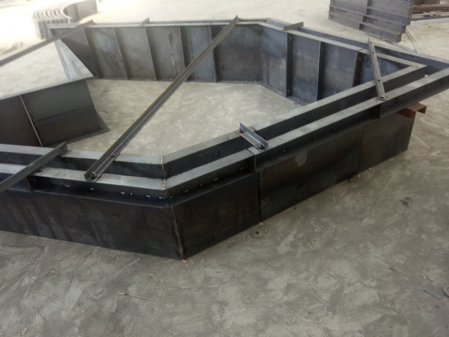 唐山高速拱形骨架模具定制