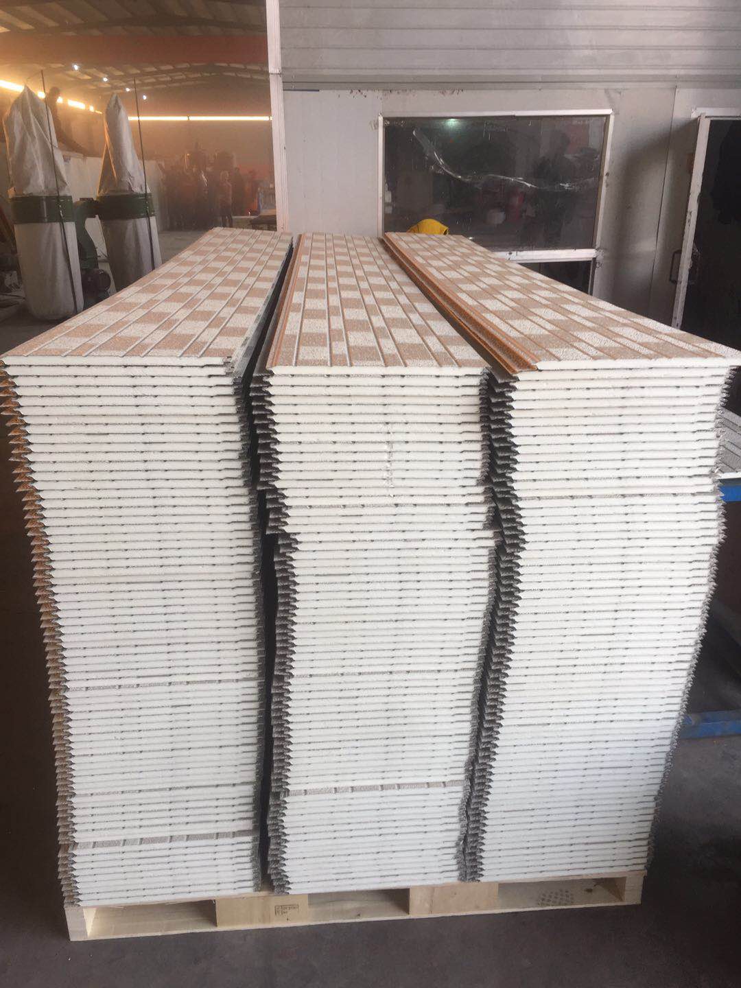 仿大理石紋芝麻白金屬雕花板 幕墻板材 節(jié)能建筑材料施工簡(jiǎn)單彩鋼夾芯聚氨酯復(fù)合板 保溫裝飾一體化金屬雕花板 舊房改造干掛板 