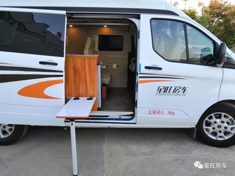 廣西福特新時代中軸中**B型房車定制