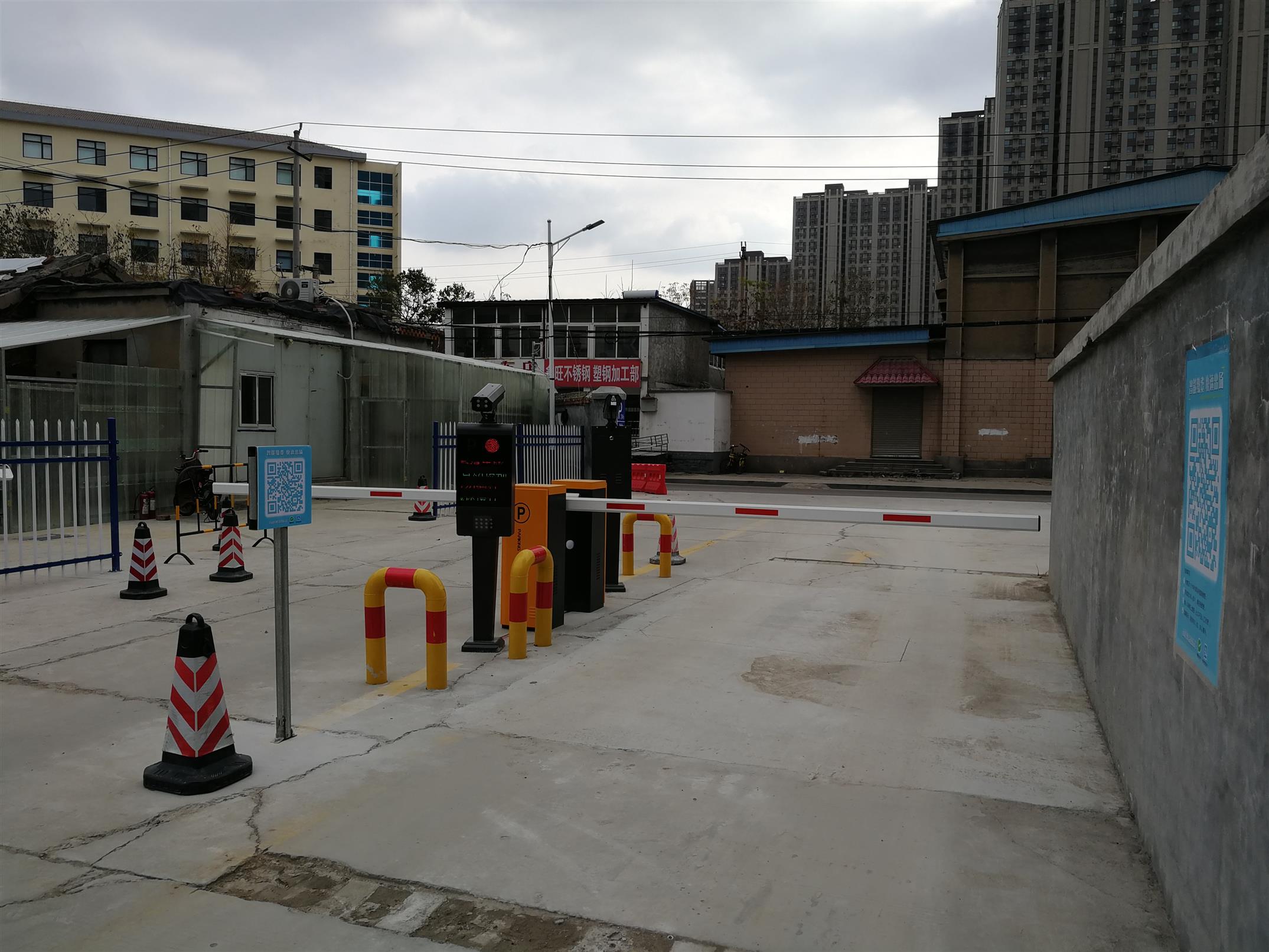鄆城縣停車場升降桿 起降桿 智能識別車牌系統