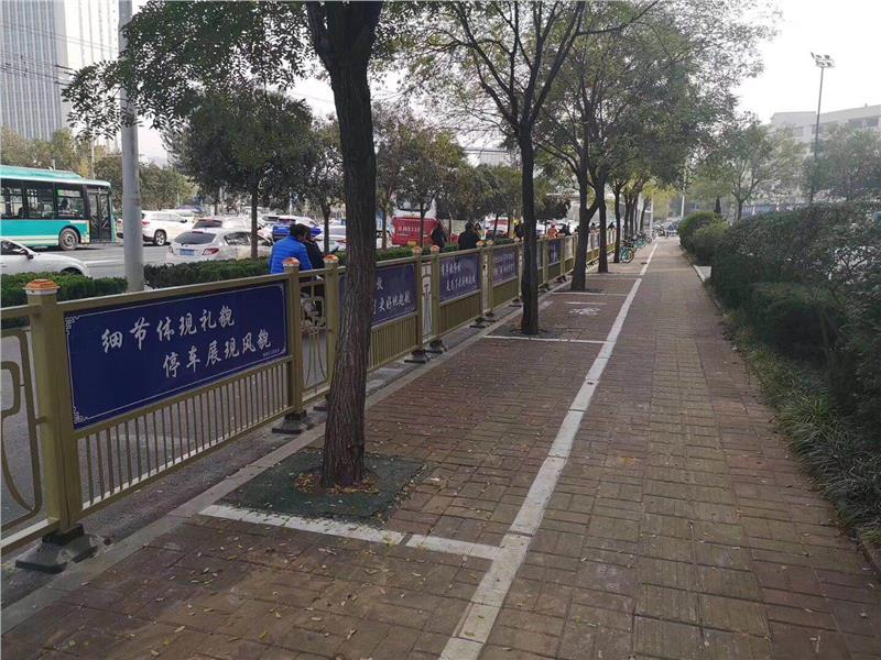 把道路隔离护栏做成广告位