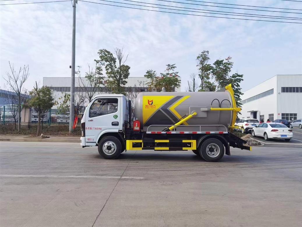 小型真空吸污车