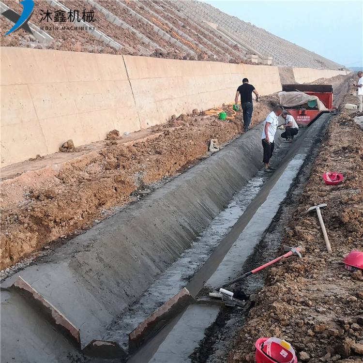 沐鑫定制一次性防滲硬質化T型槽防滲水渠成型機 排水渠道成型設備