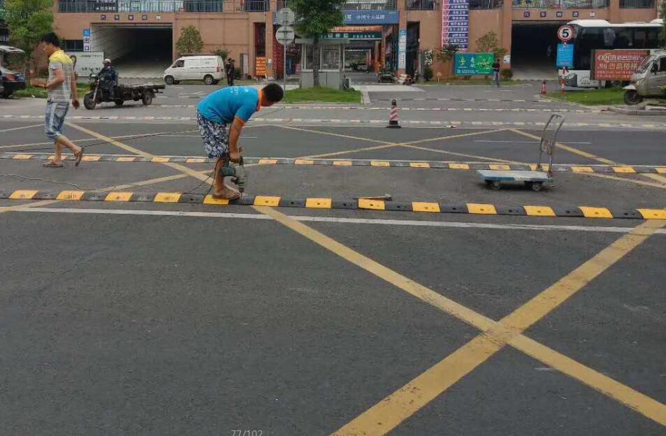 南通港闸区防滑坡道划线