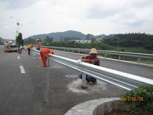 昌都城镇公路波形护栏