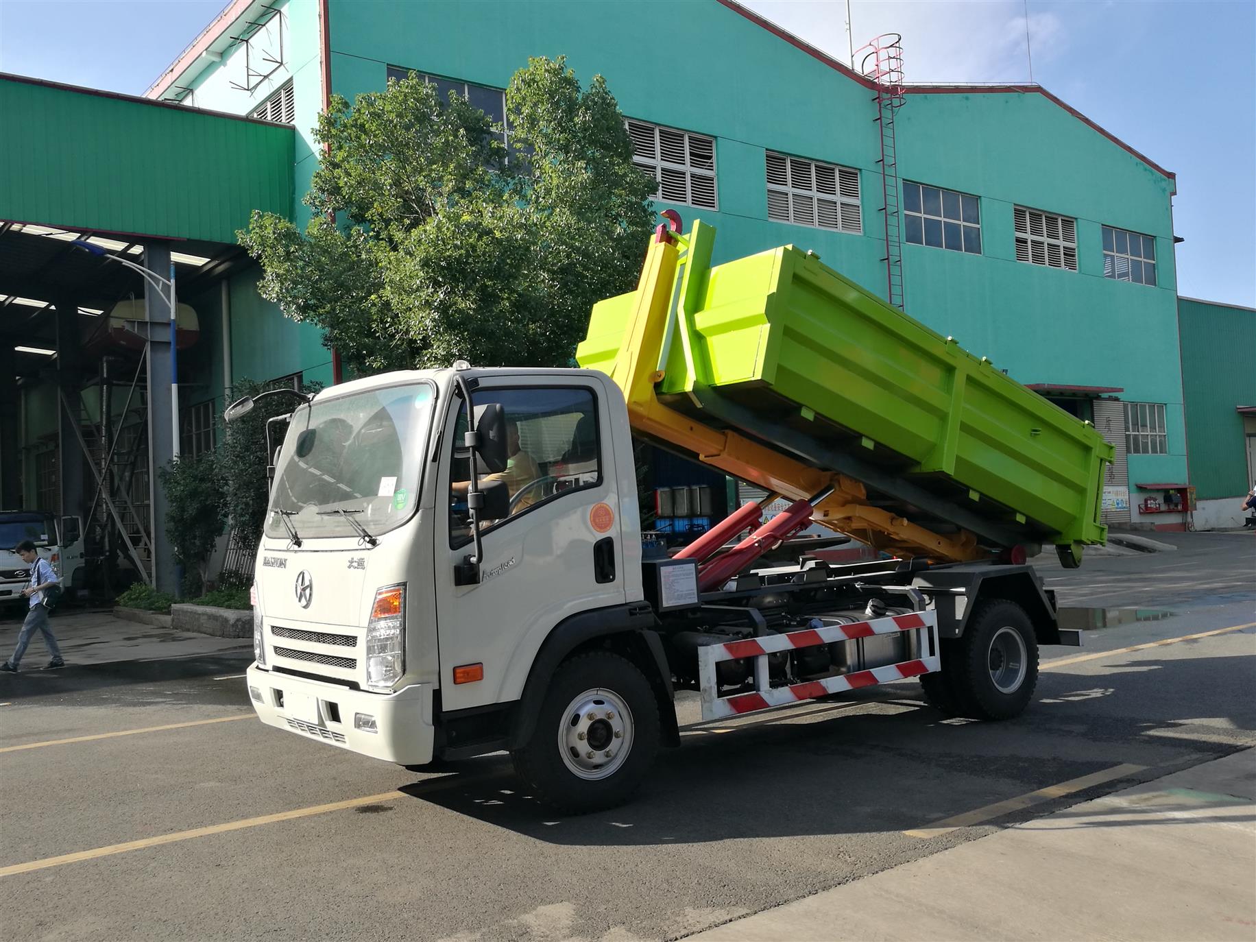 鄭州大型勾臂式垃圾車廠家 多功能垃圾車