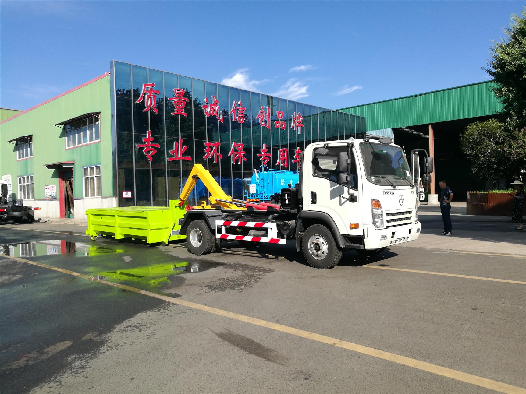 鄭州小區(qū)勾臂式垃圾車(chē)圖片 價(jià)格優(yōu)惠 自卸垃圾車(chē)