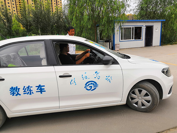 金鳳區(qū)學(xué)車-寧夏寧通駕校-學(xué)車?yán)碚摽碱}