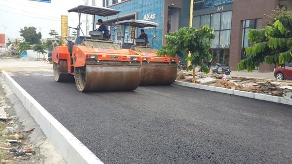 坪地街道沥青道路修补摊铺