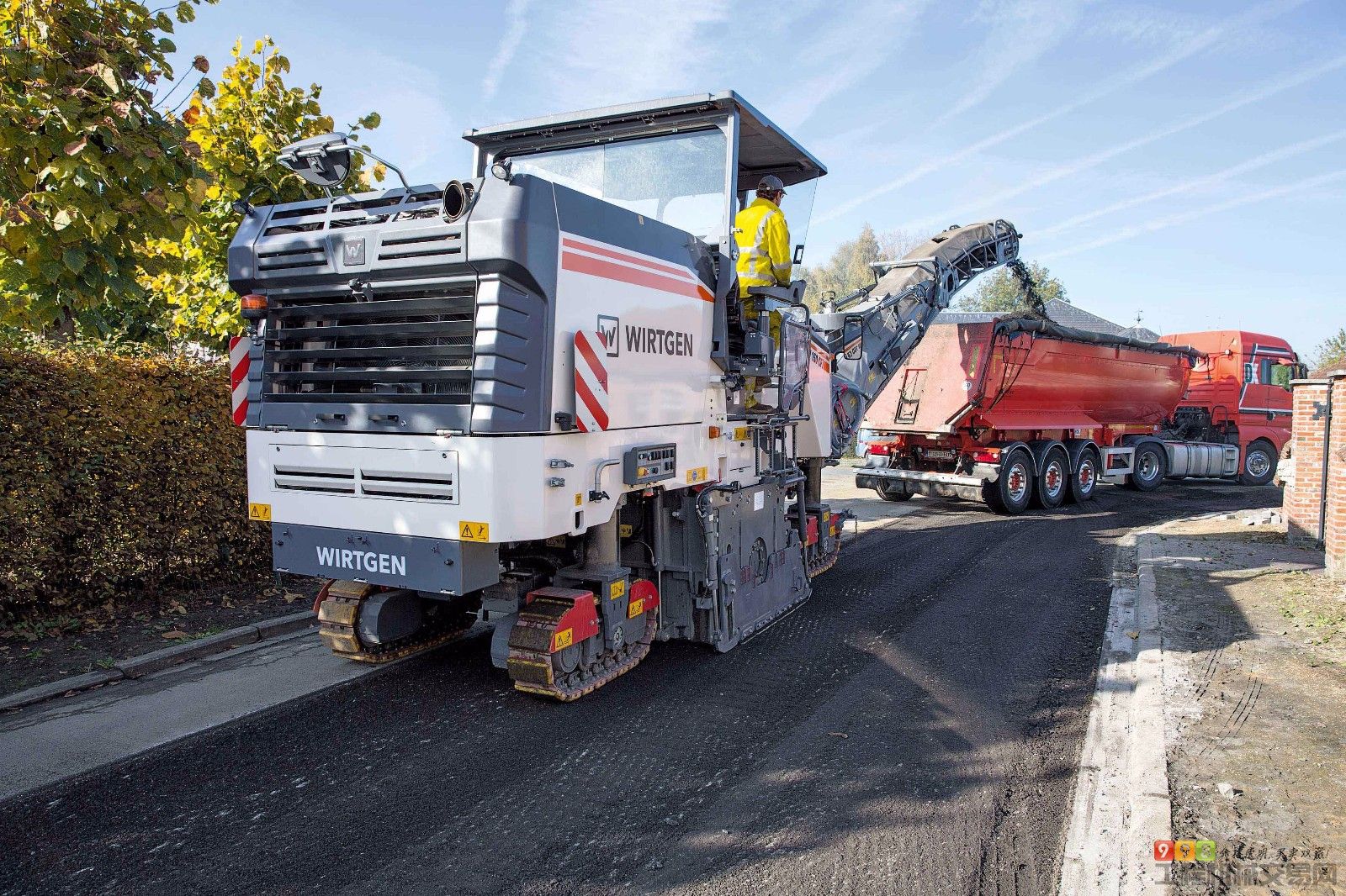 公路沥青砂拦水带成型机