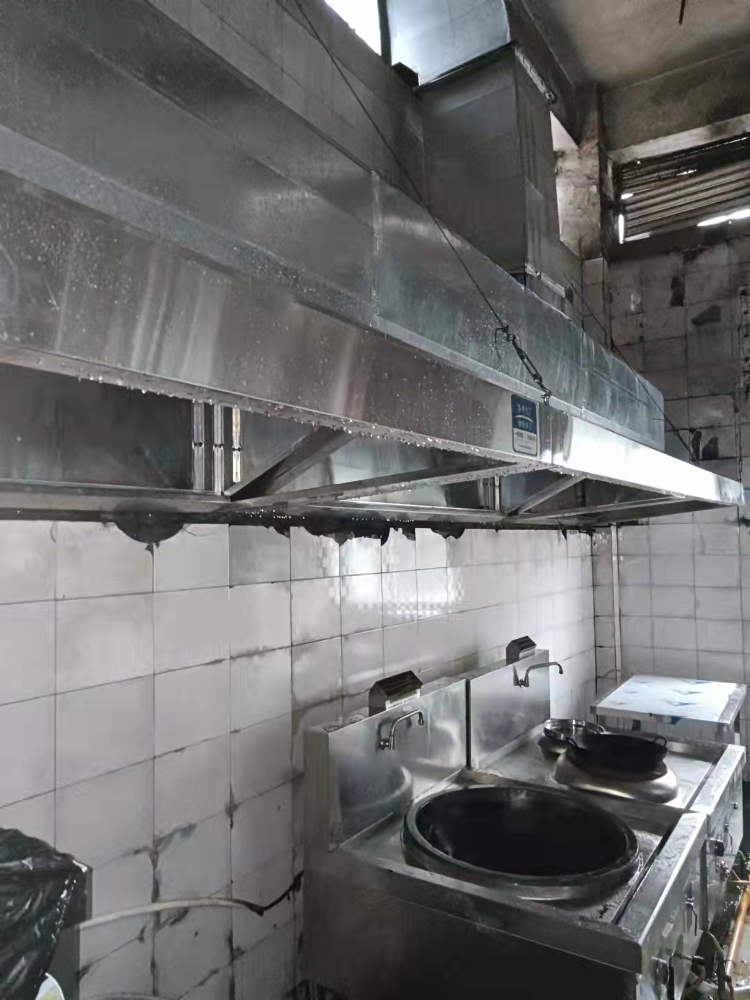 金牛區廚房設備清洗_油煙機的油垢技巧_抽油煙機安裝