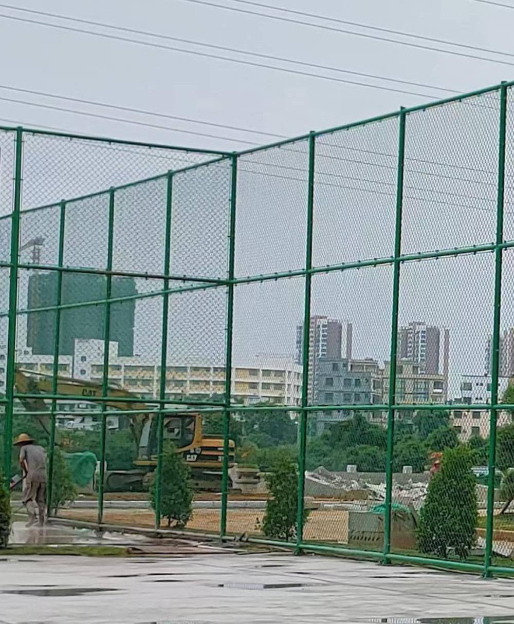 绿色球场勾花网 学校操场防护网 球场围栏 设计合理