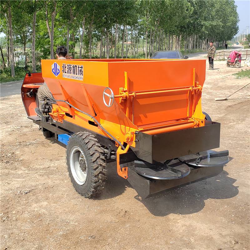 章丘2方三輪撒肥機(jī) 大棚里用揚(yáng)糞車 牛糞撒糞車價(jià)格