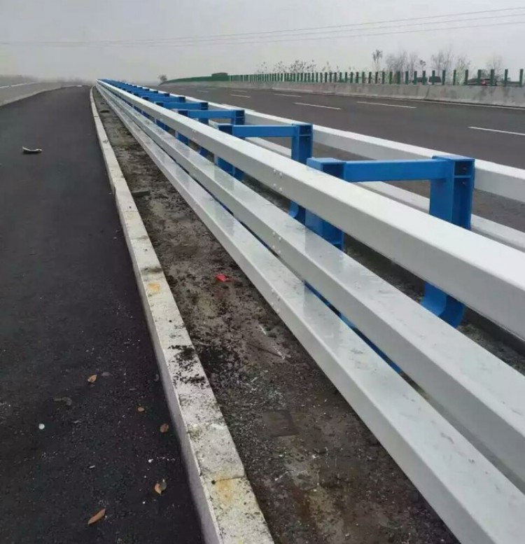 馬路防撞護(hù)欄-山東榮信護(hù)欄