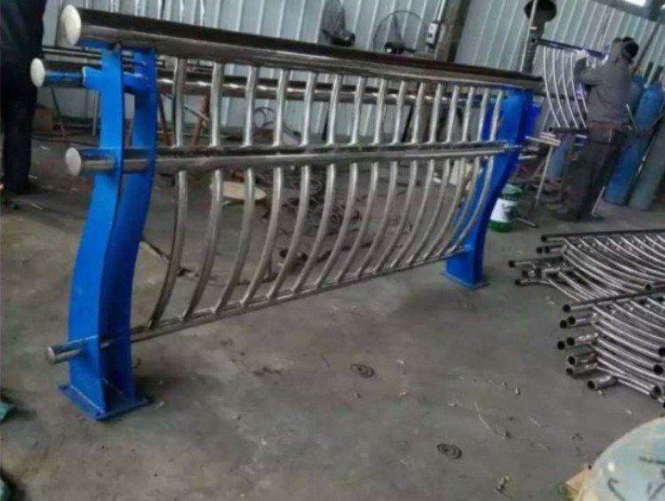 泉州不銹鋼公路欄桿-山東神龍不銹鋼護(hù)欄