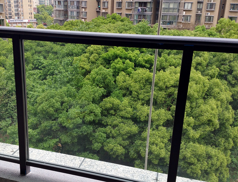 小區(qū)鋅鋼護(hù)欄玻璃欄桿安裝 鋅鋼玻璃欄桿 支持定制