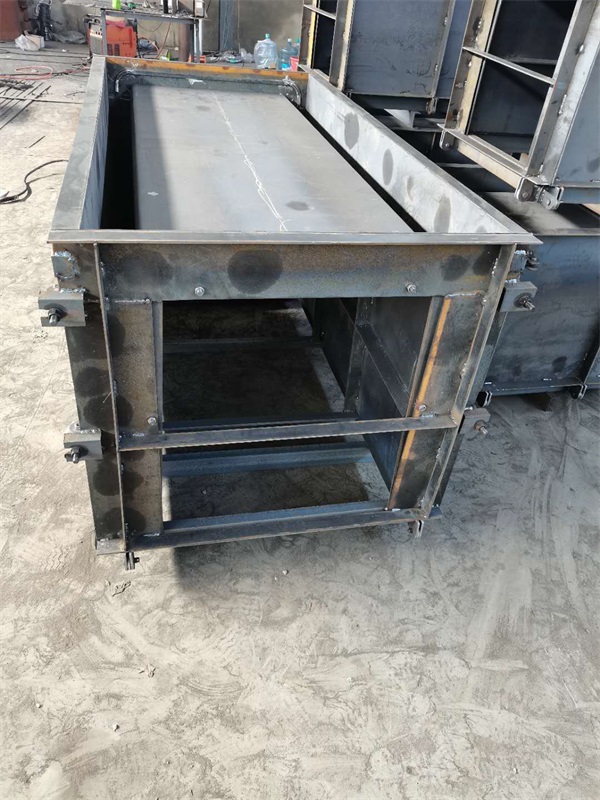鶴壁混凝土泄水槽模具-超宇模具